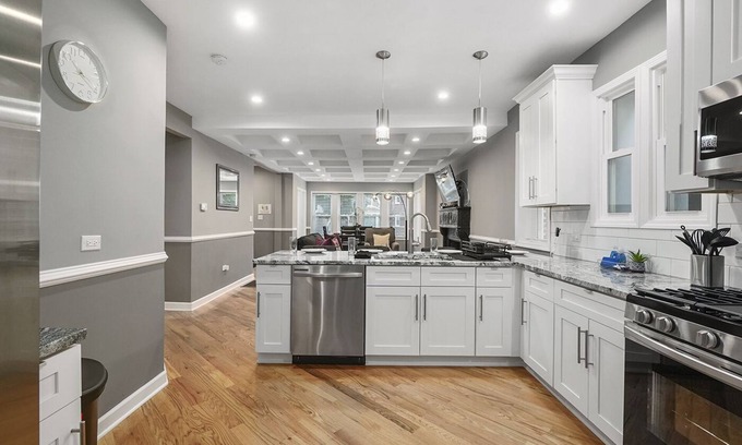 Chatham House | Chicago Rental - Vernon Ave