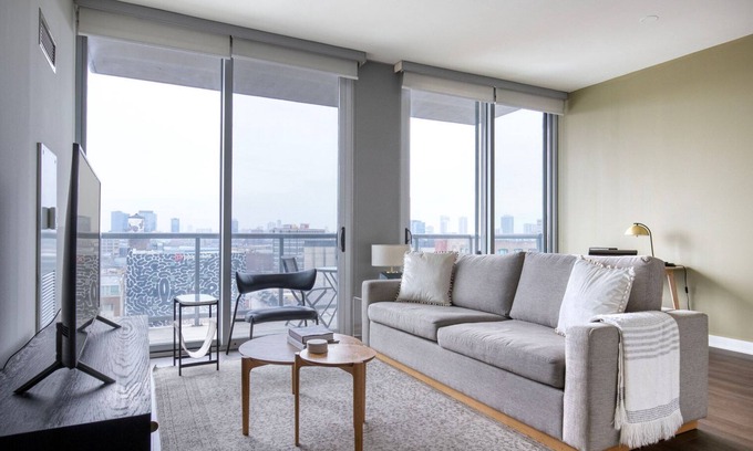 West Town Apartment | Classic River West 1BR w/Roofdeck & W/D, nr Blue Line, by Blueground