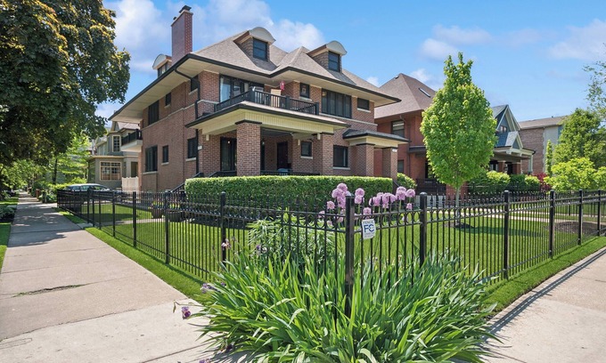 Rogers Park Condo | Cozy 3BR on Chicago's North Side & Free Parking On-premises!