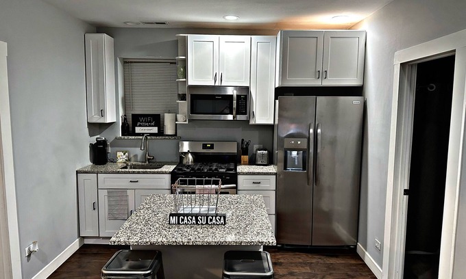 Heart of Chicago Apartment | Cozy Charming Art ๐จ Food๐ฎ Close to Train ๐ Parking!