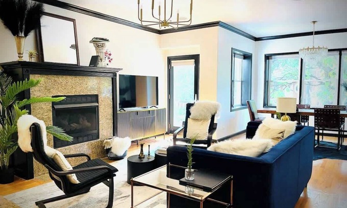 West Town Condo | Cozy Wicker Park Home with Movie Room