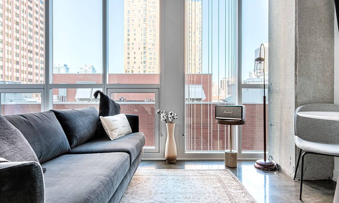 Near North Side Apartment | Dapper River North Studio w/Gym, Pool, near L stop, by Blueground