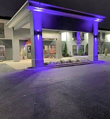 Lake Bluff Hotel | Days Inn by Wyndham Great Lakes - N. Chicago