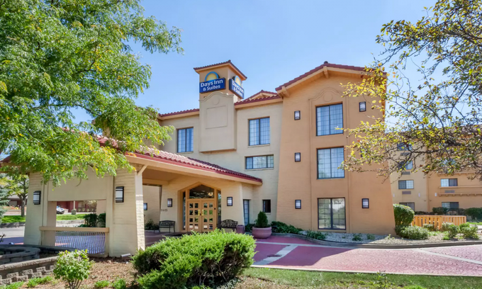Arlington Heights Hotel | Days Inn & Suites by Wyndham Arlington Heights