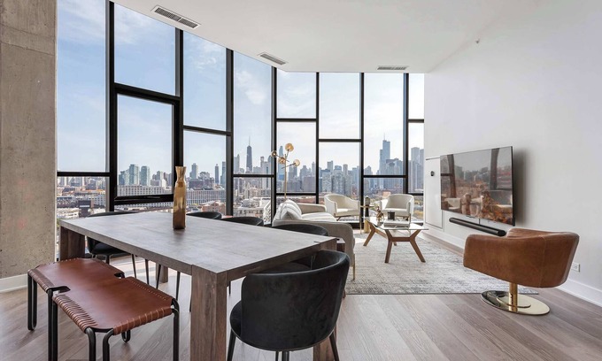 River West Apartment | Deluxe River West PH for Unforgettable Memories
