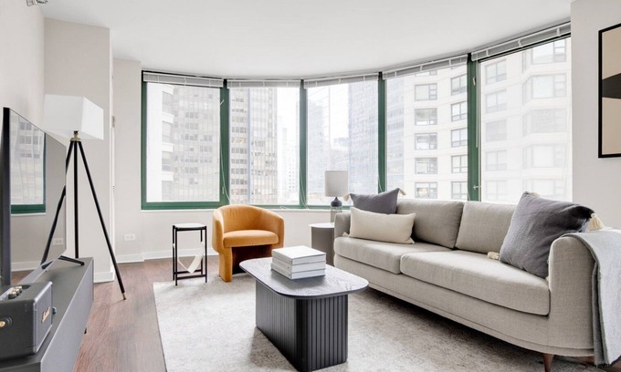 Streeterville Apartment | Deluxe Streeterville 1BR w/Gym & Pool, close to Beach, by Blueground