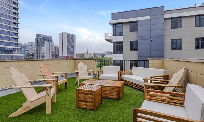 River North House | DOWNTOWN LIVING - ENTIRE BUILDING! 3 Different Suites / Sleeps up to 34!