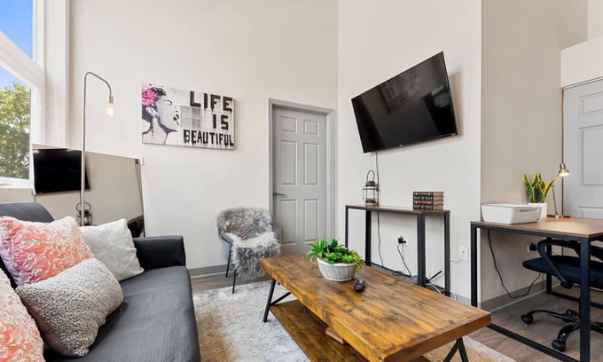 Near South Side Condo | Downtown McCormick &. Museums 2bd/2ba +gym&rooftop