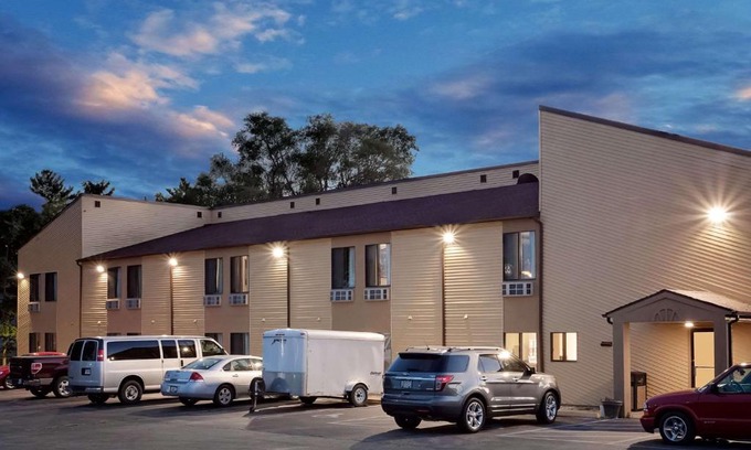 Canton Hotel | Econo Lodge