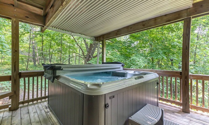 The Galena Territory House | Fall Colors on Haven! Dog Friendly, Outdoor Hot Tub, Seasonal Golf View!