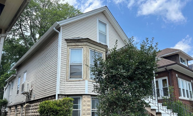 Forest Park Apartment | Family friendly 20 minutes from downtown Chicago 20 minutes from O'Hare airport.