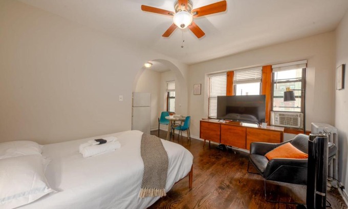 Hyde Park Apartment | FRONTDESK Open Studio Apt near McCormick Place