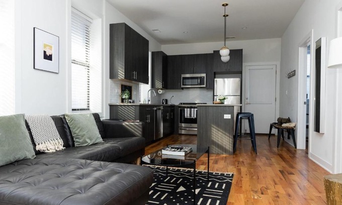 Lakeview Apartment | FRONTDESK Spacious 2 BR Apt near Wrigley Field