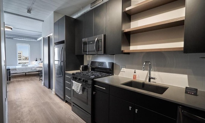 Lakeview Apartment | FRONTDESK Wrigleyville Studio Apt with Balcony