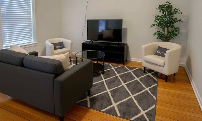 West Lakeview Apartment | Fully Set Up 3BR w/Big Kitchen