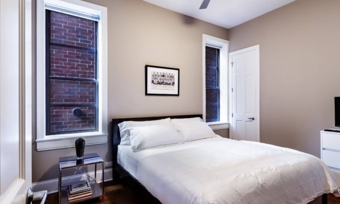 Lakeview Condo | Gorgeous 4 Bedroom with Pool Table steps from Wrigley Field Sleeps 9