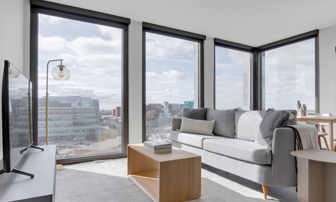 Illinois Medical District Apartment | Gorgeous Medical District 2BR w/ Gym & W/D, 1 block to L, by Blueground