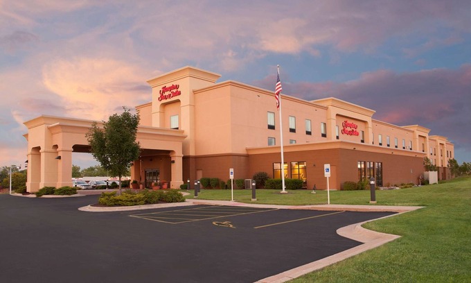 Quad Cities Hotel | Hampton Inn & Suites Moline-Quad City Int'l Aprt