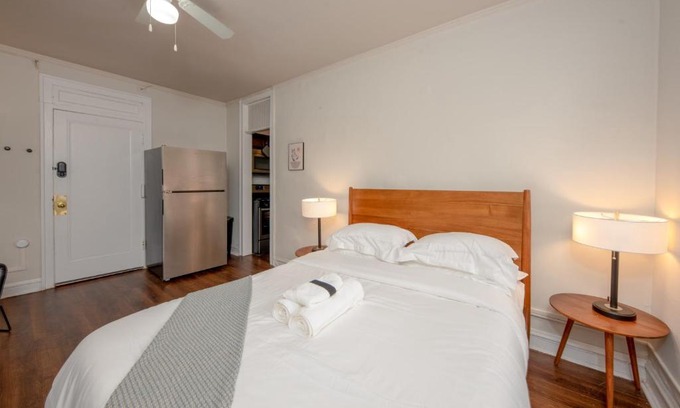 Hyde Park Apartment | Historic HP Studio with Fast Transit to UChicago & DT by Zen Rentals