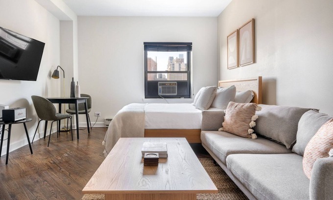 Gold Coast Apartment | Ideal Gold Coast Studio w/Doorman & Gym, 2 blocks to L, by Blueground