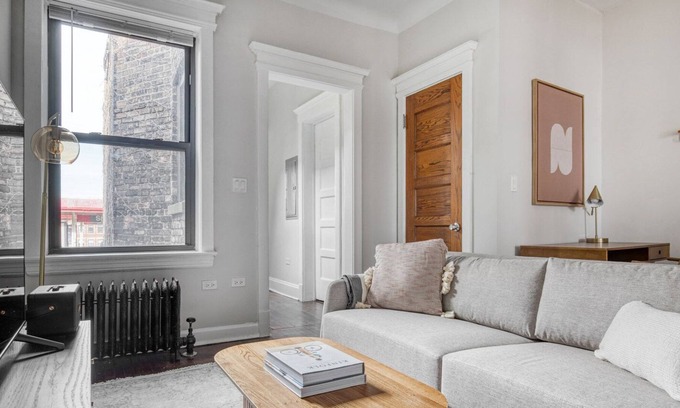 Wrigleyville Apartment | Ideal Lakeview 2BR near Wrigley Field, 1 block to Red Line, by Blueground