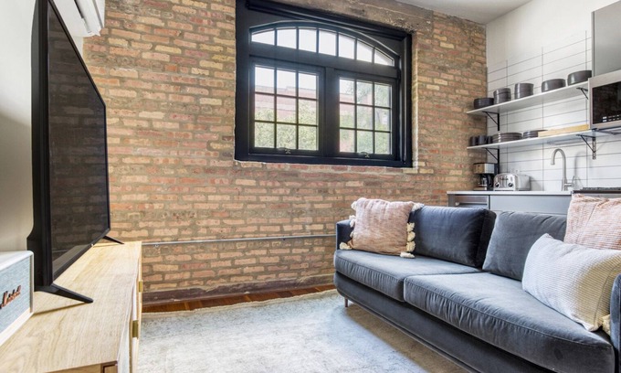 Near West Side Apartment | Ideal West Loop 1BR w/ Gym, W/D, near dining + Union Park, by Blueground