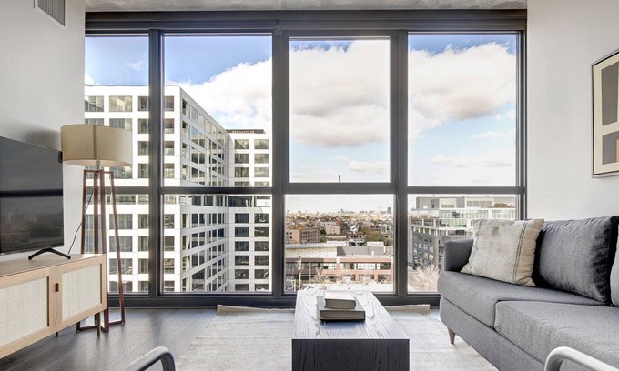 Near West Side Apartment | Ideal West Loop 1BR w/ Gym, Pool & Lounge, 2 blocks from L, by Blueground