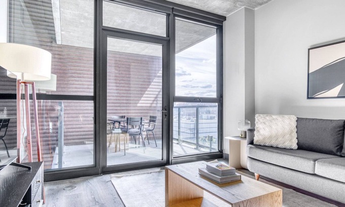 Near West Side Apartment | Ideal West Loop 1BR w/ Gym, Pool & Lounge, 2 blocks from L, by Blueground
