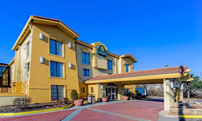 Elk Grove Village Hotel | La Quinta Inn by Wyndham Chicago O'Hare Airport