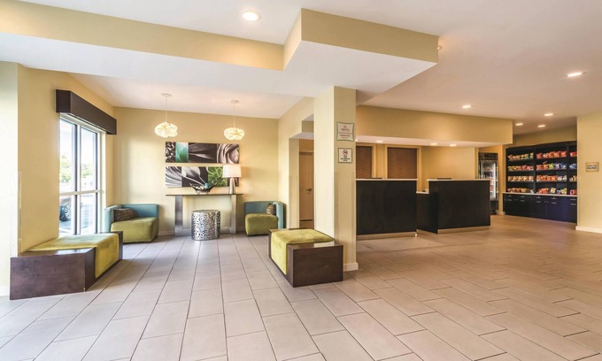 Collinsville Hotel | La Quinta Inn & Suites by Wyndham Collinsville - St. Louis