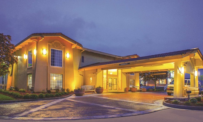 Quad Cities Hotel | La Quinta Inn by Wyndham Moline Airport