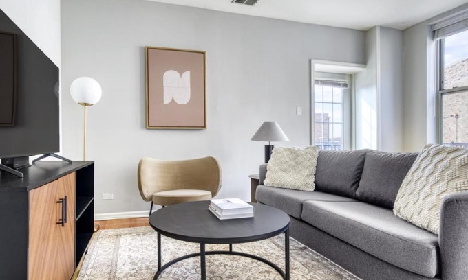 Lakeview Apartment | Lakeview 2BR w Patio WD nr Wrigley Field CHI-458