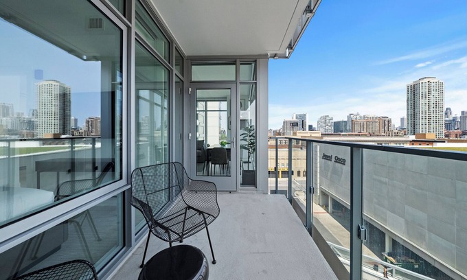 West Loop Hotel | Level - Fulton Market spacious 2 bedroom, 2 bath suite with full kitchen