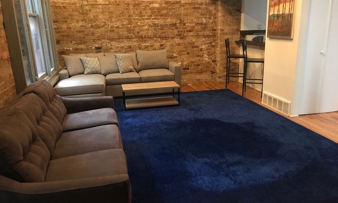 Ranch Triangle Apartment | LINCOLN PARK 2 BEDROOM BY SHOPPING & RESTAURANTS