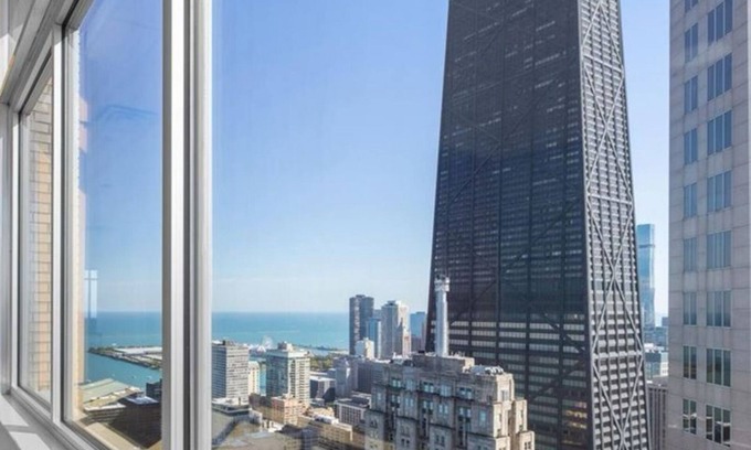 The Loop Condo | Longterm living in Chicago: 3BR Luxury Lakefront@Oak St Beach-pool, gym, decks