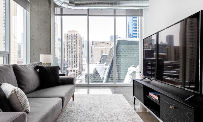 Near North Side Apartment | Lovely River North 1BR w/Gym, Pool, near L stop & Beach, by Blueground