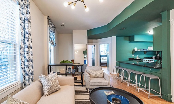 Wrigleyville Apartment | Lucky Green - A Bold 9BR/5BA w/Parking by Wrigley