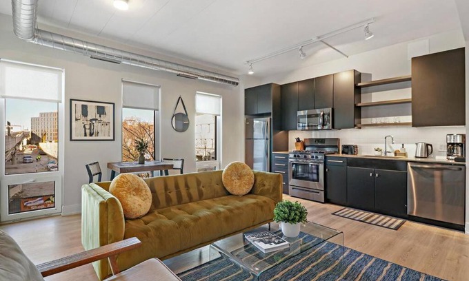 Lakeview Apartment | Lux 1BR & 1BA Apartment in Belmont - Belmont 207