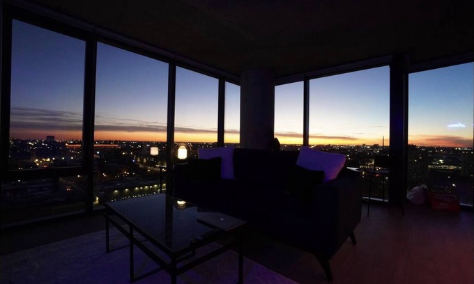 Near South Side Apartment | Luxury 1-Bedroom Downtown Apartment