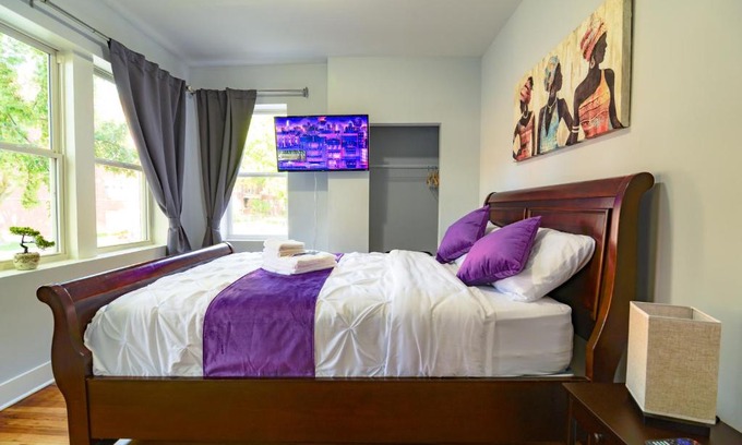 Irving Park House | Luxury Room in Irving Park 33011