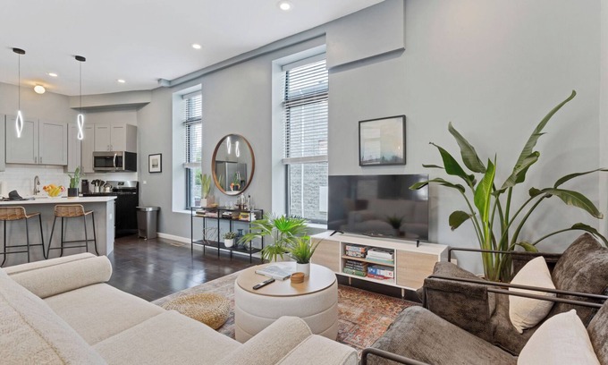 Near West Side House | Modern Condo Oasis in the Heart of Chicago