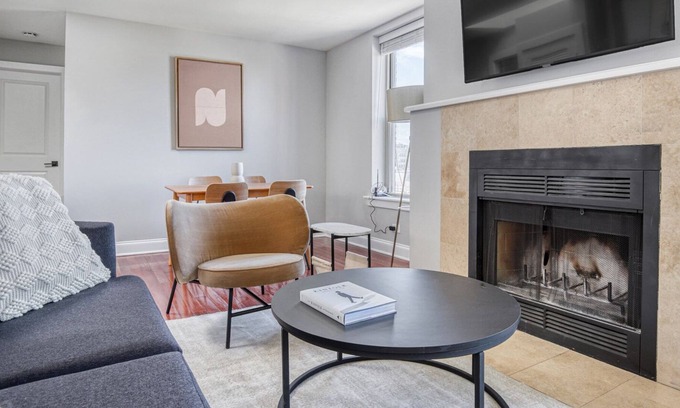 Lakeview Apartment | Modern Lakeview 2BR w/ Patio, W/D, walk to Wrigley Field, by Blueground