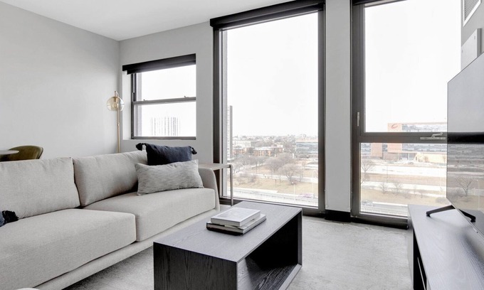 Illinois Medical District Apartment | Modern Medical District 1BR w/ Gym & W/D, 1 block to L, by Blueground