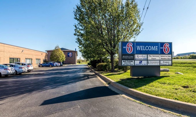 Elk Grove Village Hotel | Motel 6-Elk Grove Village, IL