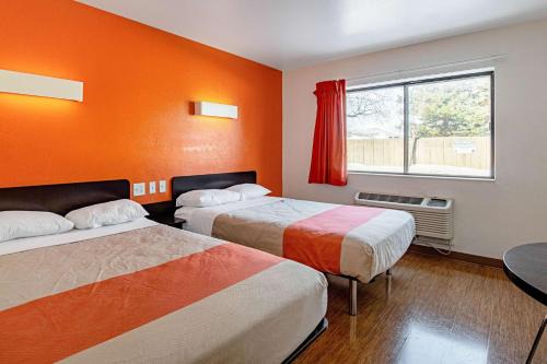 Palatine Hotel | Motel 6-Palatine, IL - Chicago Northwest
