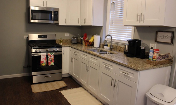 Hermosa Apartment | Newly remodeled 3BR APT w/prkng, near public transportation, highways, & shops