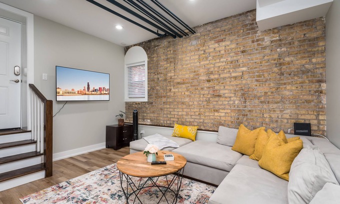 West Ridge Apartment | Newly Remodeled Apartment in Great Location W/ Restaurants, Shops & Transit Near