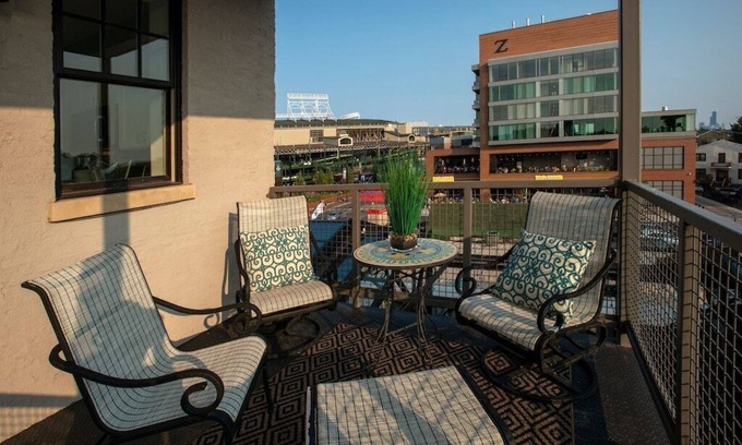 Wrigleyville Condo | Newly Renovated 3B2B
