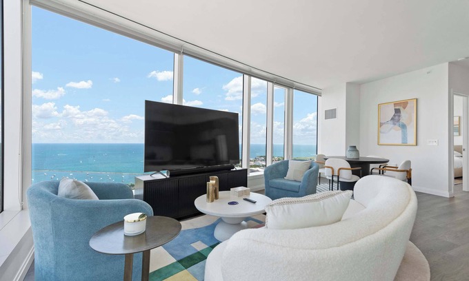 The Loop Apartment | Panoramic Lake Views: Premier Amenities for Groups
