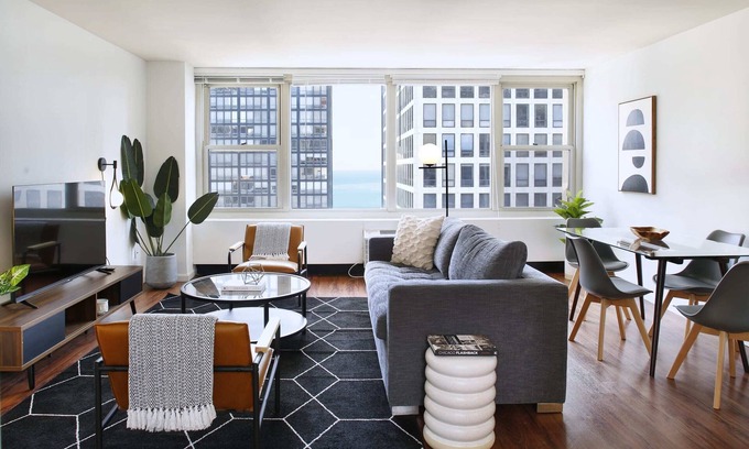 Streeterville Apartment | Penthouse Corner 3BR in Streeterville | Roof Deck